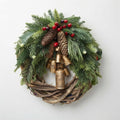 Weihnachtskranz mit Zapfen, Beeren und Glocken